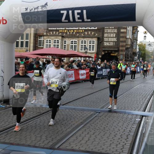 05.10.2025 - 20. swb-Marathon Bremen Yannick Fuchs http://msf.ph/oto/9240392 05.10.2025 11:08:16 Ziel 9557, 9599, 9617, 9874, 10125, 10866, 11309, 11490 meine-sportfotos.de