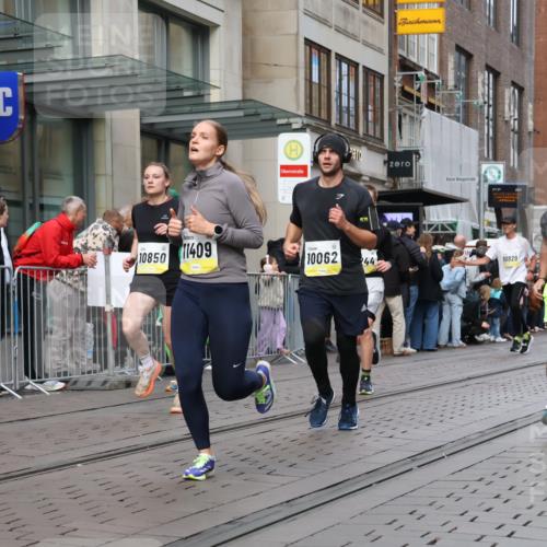 05.10.2025 - 20. swb-Marathon Bremen Strokosch-Dieckow http://msf.ph/oto/9240394 05.10.2025 10:47:28 Ziel 9377, 9929, 10062, 10073, 10089, 10266, 10382, 10601, 10676, 10850, 10875, 10929, 10947, 11187, 11244, 11330, 11409, 11628, 11708, 9377, 9929, 10062, 10073, 10089, 10266, 10382, 10601, 10676, 10850, 10875, 10929, 10947, 11187, 11244, 11330, 11409, 11628, 11708 meine-sportfotos.de