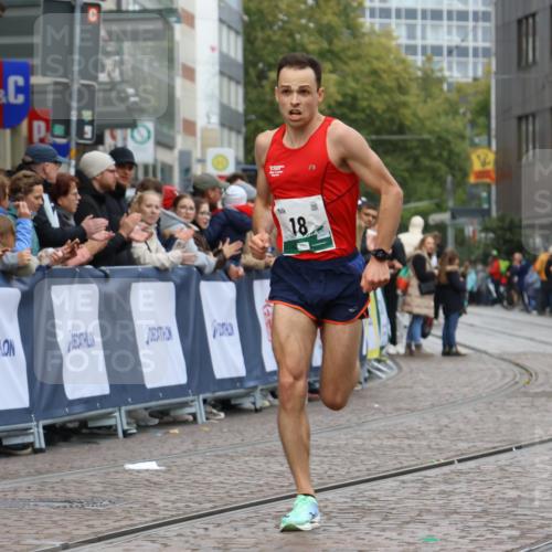 05.10.2025 - 20. swb-Marathon Bremen Strokosch-Dieckow http://msf.ph/oto/9240408 05.10.2025 12:42:37 Ziel 18, 1117 meine-sportfotos.de