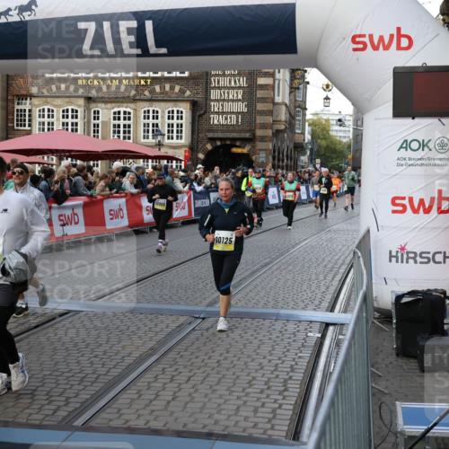 05.10.2025 - 20. swb-Marathon Bremen Yannick Fuchs http://msf.ph/oto/9240417 05.10.2025 11:08:17 Ziel 9557, 9599, 9617, 9874, 10125, 10866, 11309 meine-sportfotos.de