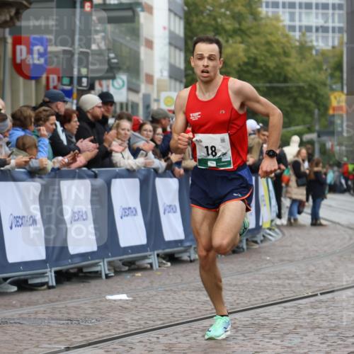 05.10.2025 - 20. swb-Marathon Bremen Strokosch-Dieckow http://msf.ph/oto/9240444 05.10.2025 12:42:37 Ziel 18, 1117 meine-sportfotos.de