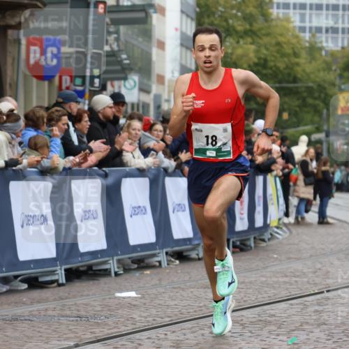 05.10.2025 - 20. swb-Marathon Bremen Strokosch-Dieckow http://msf.ph/oto/9240470 05.10.2025 12:42:38 Ziel 18, 1117 meine-sportfotos.de