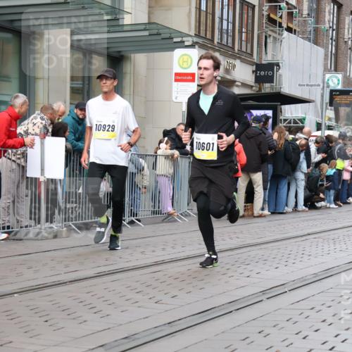 05.10.2025 - 20. swb-Marathon Bremen Strokosch-Dieckow http://msf.ph/oto/9240501 05.10.2025 10:47:31 Ziel 9240, 9377, 9929, 10062, 10089, 10266, 10382, 10601, 10676, 10929, 11187, 11244, 11330, 11409, 11628, 11708, 9240, 9377, 9929, 10062, 10089, 10266, 10382, 10601, 10676, 10929, 11187, 11244, 11330, 11409, 11628, 11708 meine-sportfotos.de