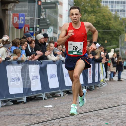 05.10.2025 - 20. swb-Marathon Bremen Strokosch-Dieckow http://msf.ph/oto/9240503 05.10.2025 12:42:38 Ziel 18, 1117 meine-sportfotos.de