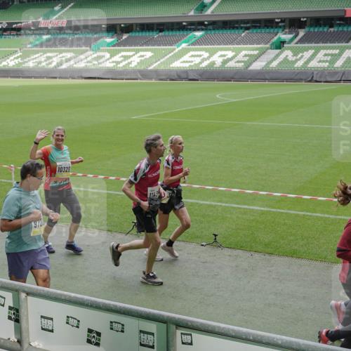 05.10.2025 - 20. swb-Marathon Bremen Michael Burmester http://msf.ph/oto/9240519 05.10.2025 10:34:39 Laufen im Stadion 7101, 7147, 7215, 9183, 9188, 9219, 9266, 9292, 9309, 9372, 9430, 9472, 9489, 9540, 9547, 9585, 9591, 9669, 9672, 9714, 9719, 9720, 9722, 9766, 9783, 9797, 9820, 9844, 9847, 9872, 9925, 9932, 9943, 9947, 9952, 9981, 10003, 10005, 10009, 10024, 10069, 10080, 10088, 10111, 10116, 10169, 10178, 10191, 10196, 10200, 10260, 10261, 10263, 10285, 10329, 10341, 10397, 10398, 10408, 10424, 10527, 10641, 10645, 10648, 10653, 10950, 9529 meine-sportfotos.de