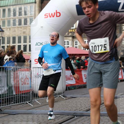 05.10.2025 - 20. swb-Marathon Bremen Yannick Fuchs http://msf.ph/oto/9240525 05.10.2025 10:40:02 Ziel 9213, 9922, 10052, 10171, 10175, 10176, 11335 meine-sportfotos.de