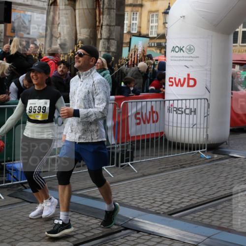 05.10.2025 - 20. swb-Marathon Bremen Yannick Fuchs http://msf.ph/oto/9240532 05.10.2025 11:08:19 Ziel 9557, 9599, 9617, 9874, 10125, 10866, 11019, 11232, 11309, 11670 meine-sportfotos.de