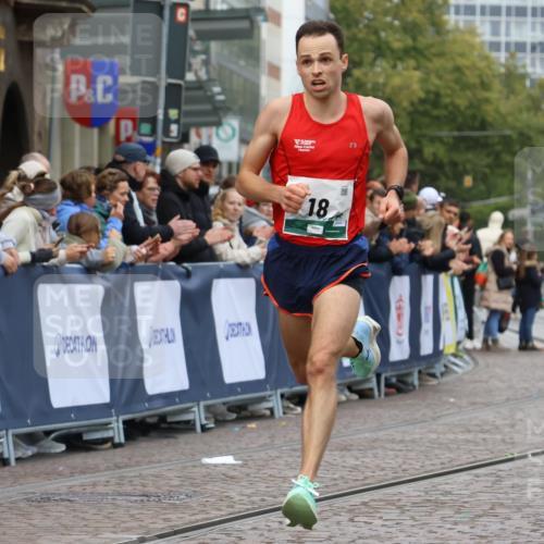 05.10.2025 - 20. swb-Marathon Bremen Strokosch-Dieckow http://msf.ph/oto/9240537 05.10.2025 12:42:38 Ziel 18, 1117 meine-sportfotos.de