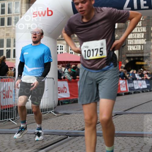 05.10.2025 - 20. swb-Marathon Bremen Yannick Fuchs http://msf.ph/oto/9240546 05.10.2025 10:40:02 Ziel 9213, 9922, 10052, 10171, 10175, 10176, 11335 meine-sportfotos.de