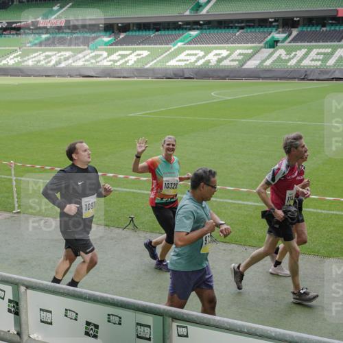 05.10.2025 - 20. swb-Marathon Bremen Michael Burmester http://msf.ph/oto/9240549 05.10.2025 10:34:40 Laufen im Stadion 7101, 7147, 7215, 9183, 9188, 9219, 9266, 9292, 9309, 9372, 9430, 9472, 9540, 9547, 9585, 9591, 9669, 9672, 9714, 9719, 9720, 9722, 9766, 9783, 9797, 9820, 9844, 9847, 9872, 9925, 9932, 9943, 9947, 9952, 9981, 10003, 10005, 10009, 10024, 10069, 10080, 10088, 10111, 10116, 10169, 10178, 10191, 10196, 10200, 10260, 10261, 10263, 10285, 10329, 10341, 10397, 10398, 10408, 10424, 10527, 10641, 10645, 10648, 10653, 10950, 9529 meine-sportfotos.de