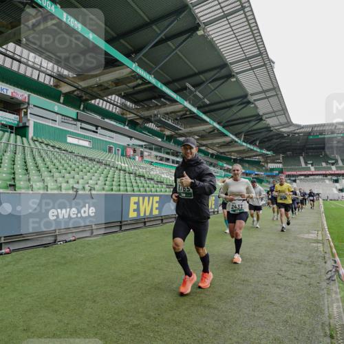 05.10.2025 - 20. swb-Marathon Bremen Michael Burmester http://msf.ph/oto/9240555 05.10.2025 13:05:33 Laufen im Stadion 190, 199, 406, 520, 611, 678, 712, 804, 817, 858, 924, 1132, 1147, 1228, 1404, 1455, 1480, 1545, 1610, 1702, 1746, 1765, 1840, 1867, 1990, 2058, 2187, 2190, 2198, 2422, 2437, 2584, 2604, 2785, 2902, 2935, 3008, 3025, 3049, 3216, 3317, 3368, 3378, 3380, 3413, 3445, 3450, 3479, 3799, 3809, 3837, 3853, 4055, 4207, 4241, 4326, 4332, 4376, 4563, 4641, 4665, 4676, 4766, 4831, 4855, 4892, 4904, 4983, 5176, 5286, 5295, 5362, 5382, 5614, 5824, 5904, 6283 meine-sportfotos.de