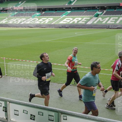 05.10.2025 - 20. swb-Marathon Bremen Michael Burmester http://msf.ph/oto/9240571 05.10.2025 10:34:40 Laufen im Stadion 7101, 7147, 7215, 9183, 9188, 9219, 9266, 9292, 9309, 9372, 9430, 9472, 9540, 9547, 9585, 9591, 9669, 9672, 9714, 9719, 9720, 9722, 9766, 9783, 9797, 9820, 9844, 9847, 9872, 9925, 9932, 9943, 9947, 9952, 9981, 10003, 10005, 10009, 10024, 10069, 10080, 10088, 10111, 10116, 10169, 10178, 10191, 10196, 10200, 10260, 10261, 10263, 10285, 10329, 10341, 10397, 10398, 10408, 10424, 10527, 10641, 10645, 10648, 10653, 10950, 9529 meine-sportfotos.de