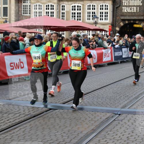 05.10.2025 - 20. swb-Marathon Bremen Yannick Fuchs http://msf.ph/oto/9240574 05.10.2025 11:08:21 Ziel 9519, 9599, 9617, 9874, 10125, 10866, 11019, 11232, 11309, 11670 meine-sportfotos.de