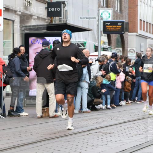 05.10.2025 - 20. swb-Marathon Bremen Strokosch-Dieckow http://msf.ph/oto/9240579 05.10.2025 10:47:35 Ziel 9240, 9929, 10062, 10089, 10266, 10382, 10392, 10601, 10818, 10929, 11187, 11244, 11628, 9240, 9929, 10062, 10089, 10266, 10382, 10392, 10601, 10818, 10929, 11187, 11244, 11628 meine-sportfotos.de