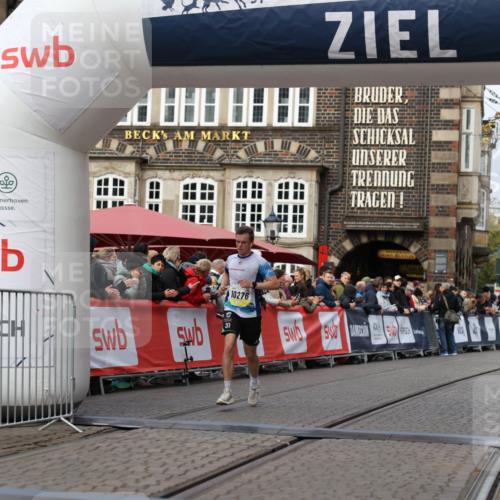 05.10.2025 - 20. swb-Marathon Bremen Yannick Fuchs http://msf.ph/oto/9240583 05.10.2025 10:40:07 Ziel 9213, 10276 meine-sportfotos.de