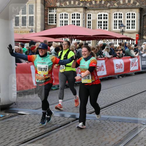 05.10.2025 - 20. swb-Marathon Bremen Yannick Fuchs http://msf.ph/oto/9240622 05.10.2025 11:08:22 Ziel 9401, 9519, 9599, 9617, 9874, 10125, 10866, 11019, 11232, 11309, 11670 meine-sportfotos.de
