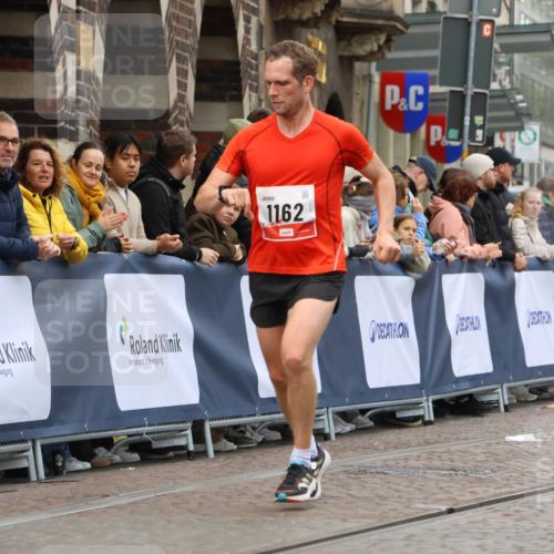 05.10.2025 - 20. swb-Marathon Bremen Strokosch-Dieckow http://msf.ph/oto/9240624 05.10.2025 12:42:47 Ziel 1162 meine-sportfotos.de