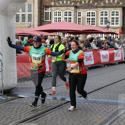 05.10.2025 - 20. swb-Marathon Bremen Yannick Fuchs http://msf.ph/oto/9240629 05.10.2025 11:08:22 Ziel 9401, 9519, 9599, 9617, 9874, 10125, 10866, 11019, 11232, 11309, 11670 meine-sportfotos.de