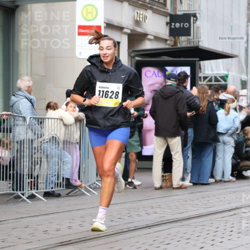 05.10.2025 - 20. swb-Marathon Bremen Strokosch-Dieckow http://msf.ph/oto/9240633 05.10.2025 10:47:39 Ziel 9240, 9929, 10089, 10266, 10382, 10392, 10428, 10601, 10723, 10818, 10929, 11187, 11299, 11628, 9240, 9929, 10089, 10266, 10382, 10392, 10428, 10601, 10723, 10818, 10929, 11187, 11299, 11628 meine-sportfotos.de