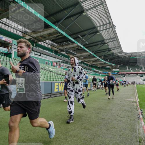 05.10.2025 - 20. swb-Marathon Bremen Michael Burmester http://msf.ph/oto/9240643 05.10.2025 13:05:40 Laufen im Stadion 190, 199, 406, 459, 520, 611, 678, 804, 817, 858, 924, 1023, 1147, 1154, 1228, 1283, 1404, 1410, 1455, 1480, 1545, 1610, 1702, 1840, 1867, 1990, 2058, 2187, 2190, 2198, 2199, 2285, 2422, 2437, 2604, 2671, 2698, 2748, 2785, 2902, 2935, 3025, 3049, 3317, 3368, 3378, 3380, 3445, 3450, 3479, 3799, 3809, 3837, 3853, 4055, 4207, 4326, 4332, 4376, 4563, 4641, 4643, 4665, 4676, 4766, 4831, 4855, 4892, 4904, 4983, 5166, 5176, 5362, 5382, 5614, 5824, 5904, 5945, 6283 meine-sportfotos.de