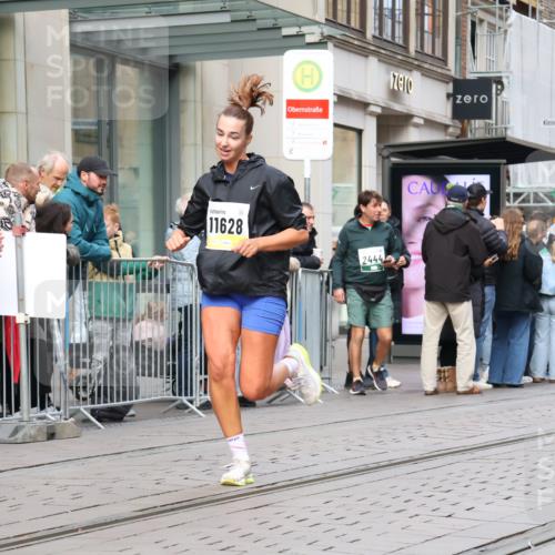 05.10.2025 - 20. swb-Marathon Bremen Strokosch-Dieckow http://msf.ph/oto/9240644 05.10.2025 10:47:39 Ziel 9240, 9929, 10089, 10266, 10382, 10392, 10428, 10601, 10723, 10818, 10929, 11187, 11299, 11628, 9240, 9929, 10089, 10266, 10382, 10392, 10428, 10601, 10723, 10818, 10929, 11187, 11299, 11628 meine-sportfotos.de