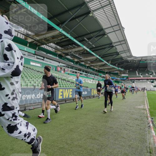 05.10.2025 - 20. swb-Marathon Bremen Michael Burmester http://msf.ph/oto/9240657 05.10.2025 13:05:41 Laufen im Stadion 190, 199, 406, 459, 520, 611, 678, 804, 817, 858, 924, 1023, 1147, 1154, 1228, 1283, 1404, 1410, 1455, 1480, 1545, 1610, 1702, 1840, 1867, 1990, 2058, 2187, 2190, 2198, 2199, 2285, 2422, 2437, 2604, 2671, 2698, 2748, 2785, 2902, 2919, 2935, 3025, 3049, 3317, 3368, 3378, 3380, 3450, 3479, 3799, 3809, 3837, 3853, 4055, 4207, 4326, 4332, 4376, 4563, 4641, 4643, 4665, 4676, 4766, 4831, 4855, 4892, 4904, 4983, 5166, 5176, 5362, 5382, 5614, 5824, 5904, 5945, 6283 meine-sportfotos.de