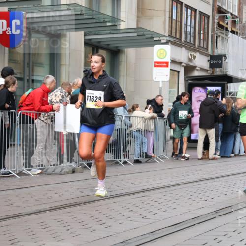 05.10.2025 - 20. swb-Marathon Bremen Strokosch-Dieckow http://msf.ph/oto/9240660 05.10.2025 10:47:40 Ziel 9240, 9929, 10089, 10266, 10392, 10428, 10723, 10818, 10929, 11187, 11299, 11628, 9240, 9929, 10089, 10266, 10392, 10428, 10723, 10818, 10929, 11187, 11299, 11628 meine-sportfotos.de