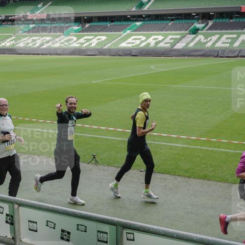 05.10.2025 - 20. swb-Marathon Bremen Michael Burmester http://msf.ph/oto/9240668 05.10.2025 10:34:42 Laufen im Stadion 7101, 7147, 7215, 9183, 9188, 9201, 9219, 9266, 9292, 9309, 9372, 9430, 9472, 9540, 9547, 9585, 9591, 9622, 9669, 9672, 9714, 9719, 9720, 9722, 9766, 9783, 9797, 9820, 9844, 9847, 9872, 9925, 9932, 9943, 9947, 9952, 9981, 10003, 10005, 10009, 10024, 10069, 10080, 10088, 10111, 10116, 10169, 10178, 10191, 10196, 10200, 10260, 10261, 10263, 10281, 10285, 10329, 10341, 10397, 10398, 10408, 10424, 10527, 10641, 10645, 10648, 10653, 10694, 10834, 10950, 9529 meine-sportfotos.de