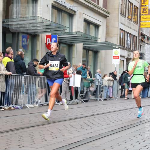 05.10.2025 - 20. swb-Marathon Bremen Strokosch-Dieckow http://msf.ph/oto/9240675 05.10.2025 10:47:40 Ziel 9240, 9929, 10089, 10266, 10392, 10428, 10723, 10818, 10929, 11187, 11299, 11628, 9240, 9929, 10089, 10266, 10392, 10428, 10723, 10818, 10929, 11187, 11299, 11628 meine-sportfotos.de