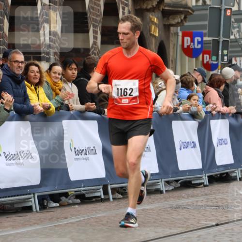 05.10.2025 - 20. swb-Marathon Bremen Strokosch-Dieckow http://msf.ph/oto/9240686 05.10.2025 12:42:47 Ziel 1162 meine-sportfotos.de
