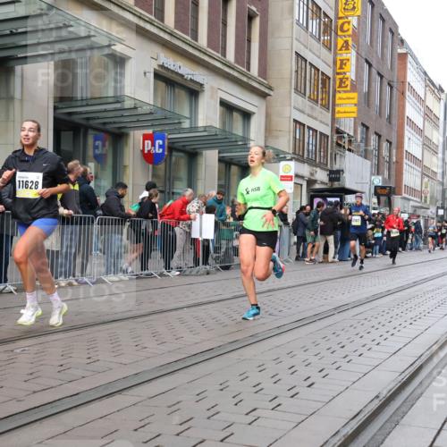 05.10.2025 - 20. swb-Marathon Bremen Strokosch-Dieckow http://msf.ph/oto/9240688 05.10.2025 10:47:41 Ziel 9240, 9929, 10089, 10266, 10392, 10428, 10723, 10818, 10929, 10953, 11187, 11299, 11628, 9240, 9929, 10089, 10266, 10392, 10428, 10723, 10818, 10929, 10953, 11187, 11299, 11628 meine-sportfotos.de