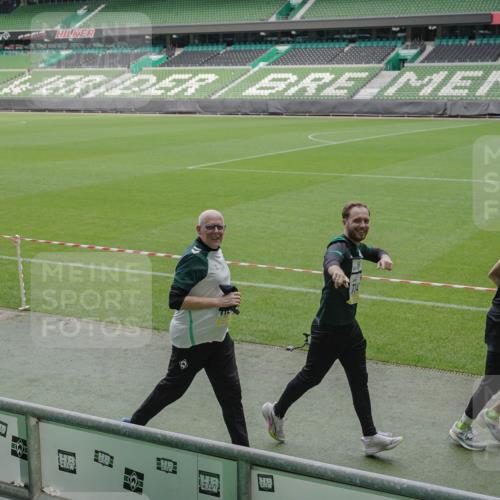 05.10.2025 - 20. swb-Marathon Bremen Michael Burmester http://msf.ph/oto/9240689 05.10.2025 10:34:43 Laufen im Stadion 7101, 7147, 7215, 9183, 9188, 9201, 9219, 9266, 9292, 9372, 9430, 9472, 9540, 9547, 9585, 9591, 9622, 9669, 9672, 9714, 9719, 9720, 9722, 9766, 9783, 9797, 9820, 9844, 9847, 9872, 9925, 9932, 9943, 9947, 9952, 9981, 10003, 10005, 10009, 10024, 10069, 10080, 10088, 10111, 10116, 10169, 10178, 10191, 10196, 10200, 10260, 10261, 10263, 10281, 10285, 10329, 10341, 10397, 10398, 10408, 10424, 10527, 10641, 10645, 10648, 10653, 10694, 10834, 10950, 9529 meine-sportfotos.de