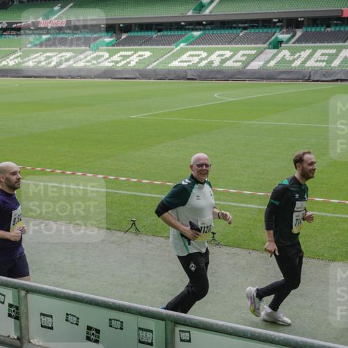 05.10.2025 - 20. swb-Marathon Bremen Michael Burmester http://msf.ph/oto/9240709 05.10.2025 10:34:43 Laufen im Stadion 7101, 7147, 7215, 9183, 9188, 9201, 9219, 9266, 9292, 9372, 9430, 9472, 9540, 9547, 9585, 9591, 9622, 9669, 9672, 9714, 9719, 9720, 9722, 9766, 9783, 9797, 9820, 9844, 9847, 9872, 9925, 9932, 9943, 9947, 9952, 9981, 10003, 10005, 10009, 10024, 10069, 10080, 10088, 10111, 10116, 10169, 10178, 10191, 10196, 10200, 10260, 10261, 10263, 10281, 10285, 10329, 10341, 10397, 10398, 10408, 10424, 10527, 10641, 10645, 10648, 10653, 10694, 10834, 10950, 9529 meine-sportfotos.de