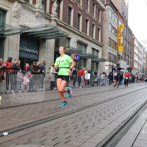 05.10.2025 - 20. swb-Marathon Bremen Strokosch-Dieckow http://msf.ph/oto/9240710 05.10.2025 10:47:41 Ziel 9240, 9929, 10089, 10266, 10392, 10428, 10723, 10818, 10929, 10953, 11187, 11299, 11628, 9240, 9929, 10089, 10266, 10392, 10428, 10723, 10818, 10929, 10953, 11187, 11299, 11628 meine-sportfotos.de