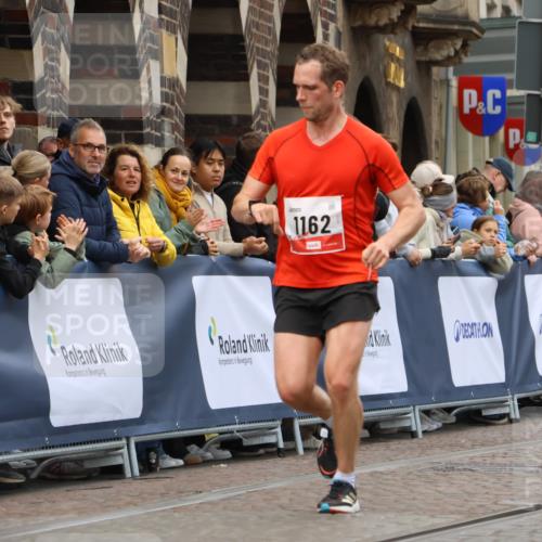 05.10.2025 - 20. swb-Marathon Bremen Strokosch-Dieckow http://msf.ph/oto/9240718 05.10.2025 12:42:47 Ziel 1162 meine-sportfotos.de