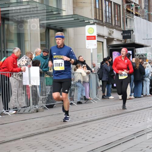 05.10.2025 - 20. swb-Marathon Bremen Strokosch-Dieckow http://msf.ph/oto/9240724 05.10.2025 10:47:43 Ziel 9240, 9706, 9929, 10089, 10266, 10392, 10428, 10723, 10818, 10953, 11187, 11299, 11628, 9240, 9706, 9929, 10089, 10266, 10392, 10428, 10723, 10818, 10953, 11187, 11299, 11628 meine-sportfotos.de