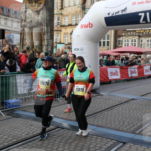 05.10.2025 - 20. swb-Marathon Bremen Yannick Fuchs http://msf.ph/oto/9240747 05.10.2025 11:08:23 Ziel 9401, 9519, 9599, 9874, 10125, 10132, 10866, 11019, 11097, 11232, 11670, 11671 meine-sportfotos.de