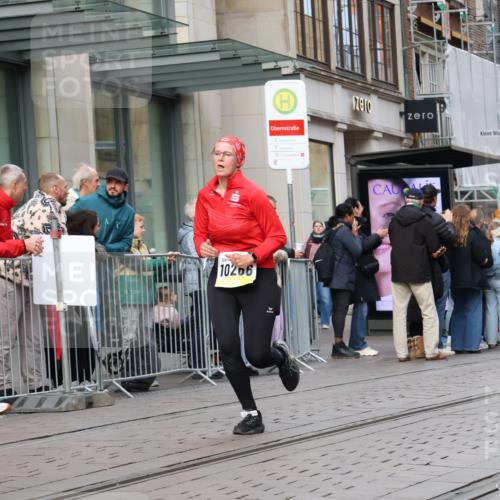 05.10.2025 - 20. swb-Marathon Bremen Strokosch-Dieckow http://msf.ph/oto/9240748 05.10.2025 10:47:44 Ziel 9240, 9293, 9706, 9929, 10089, 10266, 10392, 10428, 10723, 10818, 10931, 10953, 11187, 11299, 11561, 11628, 9240, 9293, 9706, 9929, 10089, 10266, 10392, 10428, 10723, 10818, 10931, 10953, 11187, 11299, 11561, 11628 meine-sportfotos.de
