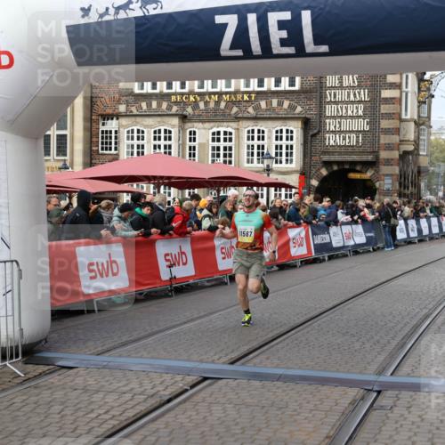 05.10.2025 - 20. swb-Marathon Bremen Yannick Fuchs http://msf.ph/oto/9240749 05.10.2025 10:40:13 Ziel 10276, 11567 meine-sportfotos.de