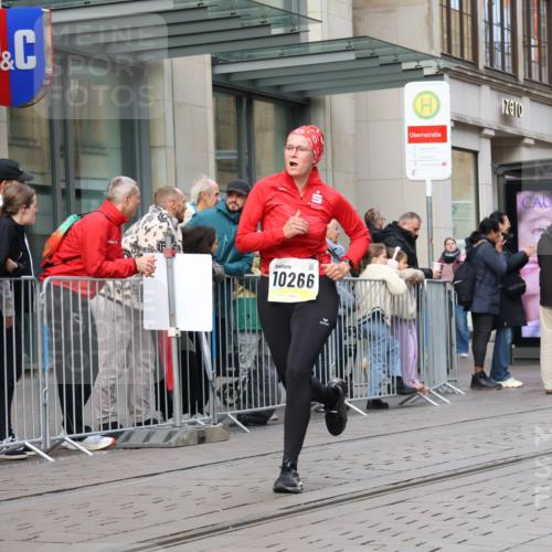 05.10.2025 - 20. swb-Marathon Bremen Strokosch-Dieckow http://msf.ph/oto/9240758 05.10.2025 10:47:44 Ziel 9240, 9293, 9706, 9929, 10089, 10266, 10392, 10428, 10723, 10818, 10931, 10953, 11187, 11299, 11561, 11628, 9240, 9293, 9706, 9929, 10089, 10266, 10392, 10428, 10723, 10818, 10931, 10953, 11187, 11299, 11561, 11628 meine-sportfotos.de