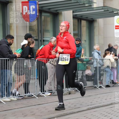 05.10.2025 - 20. swb-Marathon Bremen Strokosch-Dieckow http://msf.ph/oto/9240773 05.10.2025 10:47:44 Ziel 9240, 9293, 9706, 9929, 10089, 10266, 10392, 10428, 10723, 10818, 10931, 10953, 11187, 11299, 11561, 11628, 9240, 9293, 9706, 9929, 10089, 10266, 10392, 10428, 10723, 10818, 10931, 10953, 11187, 11299, 11561, 11628 meine-sportfotos.de