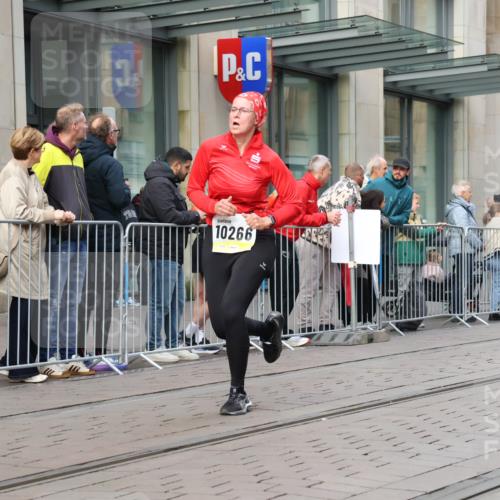 05.10.2025 - 20. swb-Marathon Bremen Strokosch-Dieckow http://msf.ph/oto/9240781 05.10.2025 10:47:45 Ziel 9240, 9293, 9641, 9706, 9929, 10089, 10266, 10392, 10428, 10723, 10818, 10931, 10953, 11187, 11299, 11561, 11628, 11637, 9240, 9293, 9641, 9706, 9929, 10089, 10266, 10392, 10428, 10723, 10818, 10931, 10953, 11187, 11299, 11561, 11628, 11637 meine-sportfotos.de
