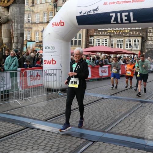 05.10.2025 - 20. swb-Marathon Bremen Yannick Fuchs http://msf.ph/oto/9240826 05.10.2025 11:08:25 Ziel 9353, 9401, 9519, 10132, 10866, 11019, 11097, 11232, 11670, 11671 meine-sportfotos.de