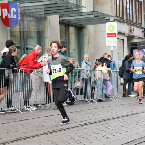 05.10.2025 - 20. swb-Marathon Bremen Strokosch-Dieckow http://msf.ph/oto/9240833 05.10.2025 10:47:48 Ziel 9240, 9293, 9641, 9706, 10266, 10392, 10428, 10723, 10818, 10931, 10953, 11119, 11187, 11292, 11299, 11561, 11637, 9240, 9293, 9641, 9706, 10266, 10392, 10428, 10723, 10818, 10931, 10953, 11119, 11187, 11292, 11299, 11561, 11637 meine-sportfotos.de