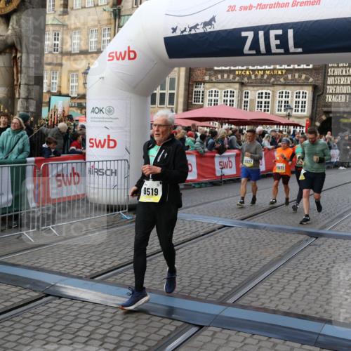 05.10.2025 - 20. swb-Marathon Bremen Yannick Fuchs http://msf.ph/oto/9240837 05.10.2025 11:08:25 Ziel 9353, 9401, 9519, 10132, 10866, 11019, 11097, 11232, 11670, 11671 meine-sportfotos.de
