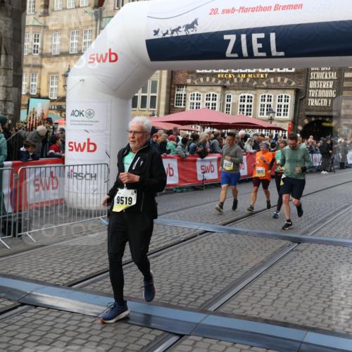 05.10.2025 - 20. swb-Marathon Bremen Yannick Fuchs http://msf.ph/oto/9240844 05.10.2025 11:08:25 Ziel 9353, 9401, 9519, 10132, 10866, 11019, 11097, 11232, 11670, 11671 meine-sportfotos.de