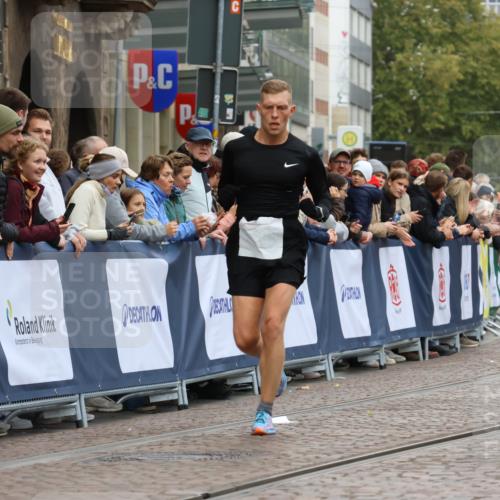 05.10.2025 - 20. swb-Marathon Bremen Strokosch-Dieckow http://msf.ph/oto/9240855 05.10.2025 12:43:11 Ziel 1068, 1459 meine-sportfotos.de