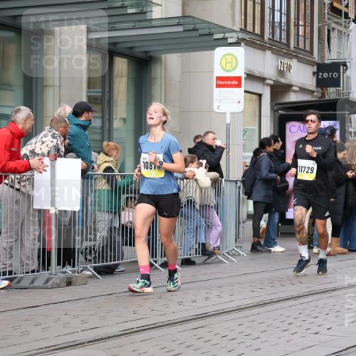 05.10.2025 - 20. swb-Marathon Bremen Strokosch-Dieckow http://msf.ph/oto/9240873 05.10.2025 10:47:49 Ziel 9240, 9293, 9404, 9641, 9706, 10266, 10392, 10428, 10723, 10818, 10931, 10953, 11119, 11187, 11292, 11299, 11561, 11637, 9240, 9293, 9404, 9641, 9706, 10266, 10392, 10428, 10723, 10818, 10931, 10953, 11119, 11187, 11292, 11299, 11561, 11637 meine-sportfotos.de