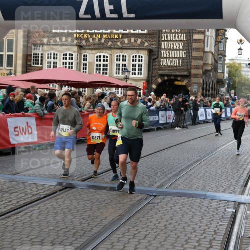 05.10.2025 - 20. swb-Marathon Bremen Yannick Fuchs http://msf.ph/oto/9240887 05.10.2025 11:08:26 Ziel 9353, 9401, 9519, 10132, 10866, 11019, 11097, 11232, 11670, 11671 meine-sportfotos.de