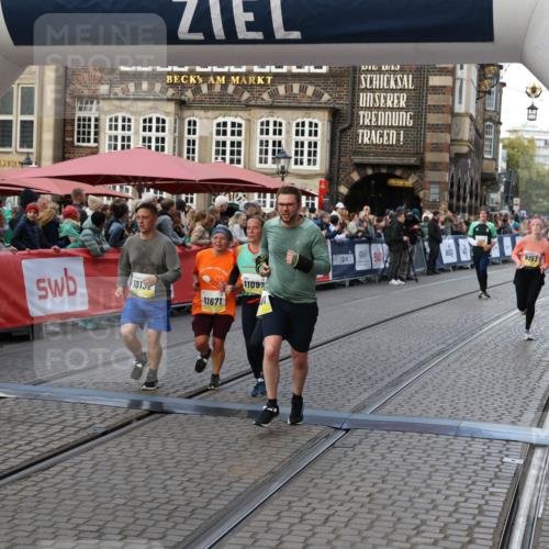 05.10.2025 - 20. swb-Marathon Bremen Yannick Fuchs http://msf.ph/oto/9240894 05.10.2025 11:08:26 Ziel 9353, 9401, 9519, 10132, 10866, 11019, 11097, 11232, 11670, 11671 meine-sportfotos.de